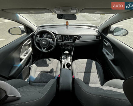 Сірий Кіа Niro, об'ємом двигуна 1.6 л та пробігом 60 тис. км за 18000 $, фото 43 на Automoto.ua