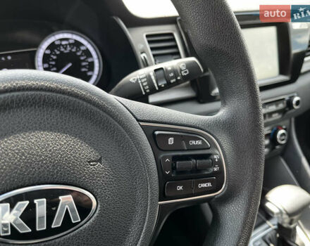 Сірий Кіа Niro, об'ємом двигуна 1.6 л та пробігом 60 тис. км за 18000 $, фото 36 на Automoto.ua