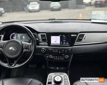 Серый Киа Niro, объемом двигателя 64 л и пробегом 115 тыс. км за 19900 $, фото 11 на Automoto.ua