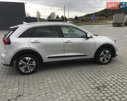 Серый Киа Niro, объемом двигателя 0 л и пробегом 90 тыс. км за 19900 $, фото 9 на Automoto.ua