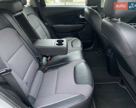 Сірий Кіа Niro, об'ємом двигуна 0 л та пробігом 63 тис. км за 20899 $, фото 44 на Automoto.ua