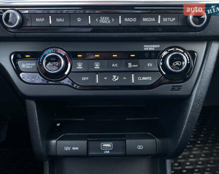 Сірий Кіа Niro, об'ємом двигуна 0 л та пробігом 116 тис. км за 21800 $, фото 69 на Automoto.ua