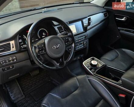 Серый Киа Niro, объемом двигателя 0 л и пробегом 144 тыс. км за 17250 $, фото 23 на Automoto.ua