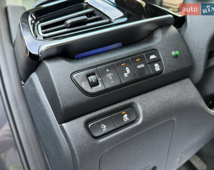 Сірий Кіа Niro, об'ємом двигуна 0 л та пробігом 70 тис. км за 19999 $, фото 51 на Automoto.ua