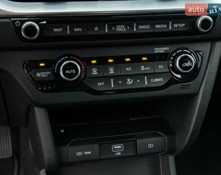 Серый Киа Niro, объемом двигателя 0 л и пробегом 150 тыс. км за 18500 $, фото 49 на Automoto.ua