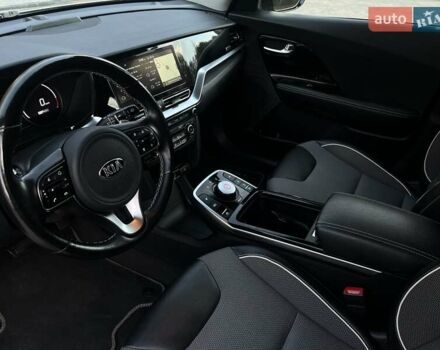 Серый Киа Niro, объемом двигателя 0 л и пробегом 72 тыс. км за 19750 $, фото 55 на Automoto.ua