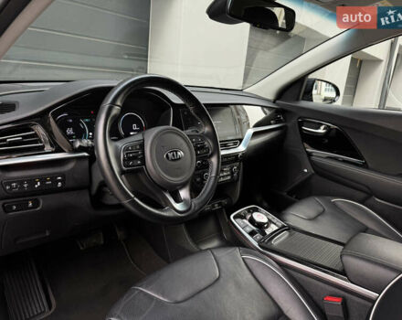 Серый Киа Niro, объемом двигателя 0 л и пробегом 156 тыс. км за 18500 $, фото 55 на Automoto.ua