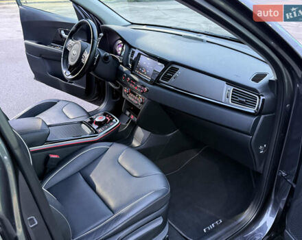 Серый Киа Niro, объемом двигателя 0 л и пробегом 165 тыс. км за 18000 $, фото 79 на Automoto.ua