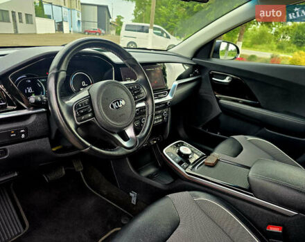 Серый Киа Niro, объемом двигателя 0 л и пробегом 96 тыс. км за 19500 $, фото 18 на Automoto.ua