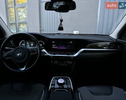 Серый Киа Niro, объемом двигателя 0 л и пробегом 88 тыс. км за 18500 $, фото 12 на Automoto.ua