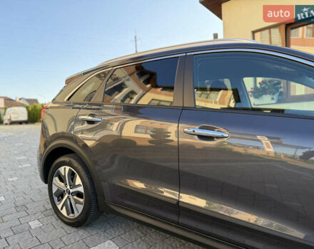Серый Киа Niro, объемом двигателя 0 л и пробегом 145 тыс. км за 18800 $, фото 10 на Automoto.ua