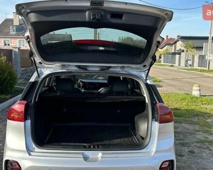 Сірий Кіа Niro, об'ємом двигуна 1.58 л та пробігом 83 тис. км за 18000 $, фото 4 на Automoto.ua