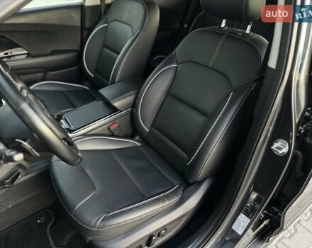 Серый Киа Niro, объемом двигателя 0 л и пробегом 74 тыс. км за 18200 $, фото 30 на Automoto.ua