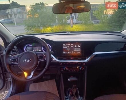 Сірий Кіа Niro, об'ємом двигуна 1.58 л та пробігом 53 тис. км за 18300 $, фото 12 на Automoto.ua