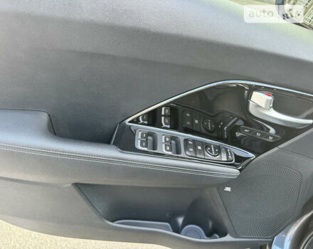 Серый Киа Niro, объемом двигателя 0 л и пробегом 93 тыс. км за 22500 $, фото 5 на Automoto.ua