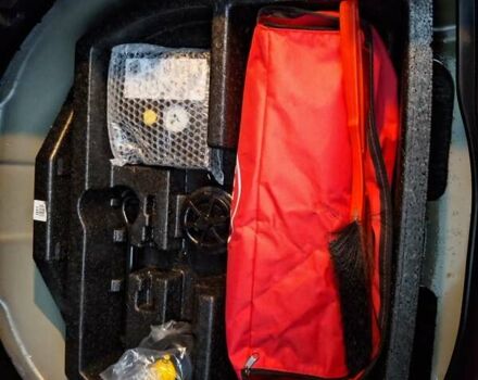 Серый Киа Niro, объемом двигателя 0 л и пробегом 150 тыс. км за 19300 $, фото 24 на Automoto.ua