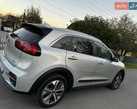 Сірий Кіа Niro, об'ємом двигуна 0 л та пробігом 120 тис. км за 22200 $, фото 11 на Automoto.ua