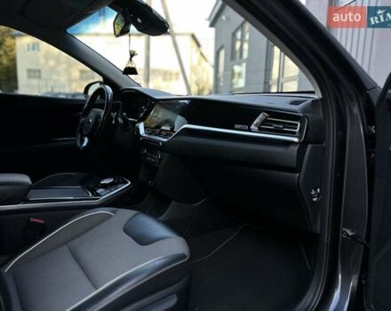 Серый Киа Niro, объемом двигателя 0 л и пробегом 88 тыс. км за 18500 $, фото 5 на Automoto.ua