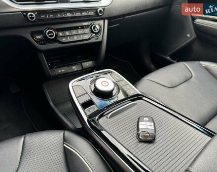 Серый Киа Niro, объемом двигателя 0 л и пробегом 118 тыс. км за 19350 $, фото 3 на Automoto.ua