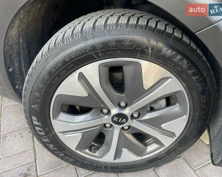 Серый Киа Niro, объемом двигателя 0 л и пробегом 125 тыс. км за 19250 $, фото 13 на Automoto.ua