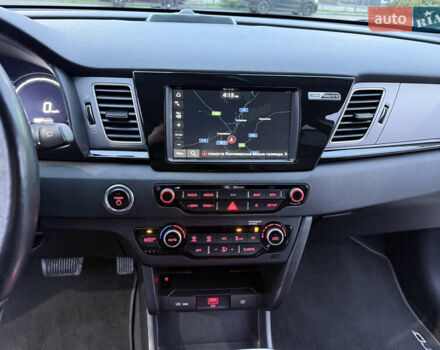 Серый Киа Niro, объемом двигателя 0 л и пробегом 165 тыс. км за 18000 $, фото 54 на Automoto.ua