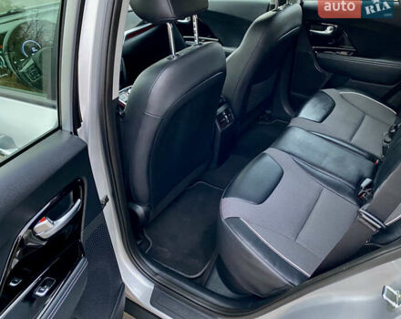 Серый Киа Niro, объемом двигателя 0 л и пробегом 95 тыс. км за 17200 $, фото 13 на Automoto.ua