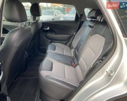 Серый Киа Niro, объемом двигателя 0 л и пробегом 82 тыс. км за 19600 $, фото 20 на Automoto.ua