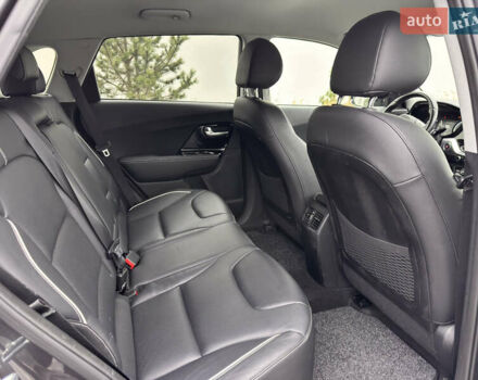 Серый Киа Niro, объемом двигателя 0 л и пробегом 77 тыс. км за 19500 $, фото 23 на Automoto.ua