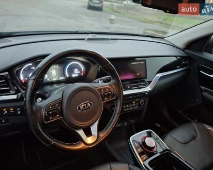 Серый Киа Niro, объемом двигателя 0 л и пробегом 150 тыс. км за 19300 $, фото 14 на Automoto.ua
