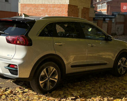 Сірий Кіа Niro, об'ємом двигуна 0 л та пробігом 115 тис. км за 21913 $, фото 5 на Automoto.ua