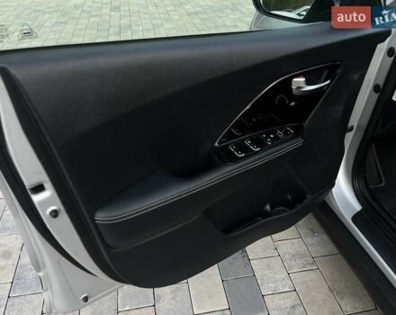 Серый Киа Niro, объемом двигателя 0 л и пробегом 72 тыс. км за 19750 $, фото 44 на Automoto.ua