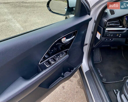 Серый Киа Niro, объемом двигателя 0 л и пробегом 95 тыс. км за 17200 $, фото 9 на Automoto.ua
