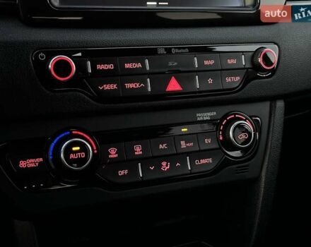Серый Киа Niro, объемом двигателя 0 л и пробегом 74 тыс. км за 18200 $, фото 48 на Automoto.ua