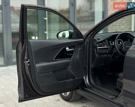 Серый Киа Niro, объемом двигателя 0 л и пробегом 150 тыс. км за 18500 $, фото 36 на Automoto.ua
