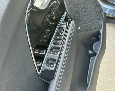 Серый Киа Niro, объемом двигателя 0 л и пробегом 93 тыс. км за 22500 $, фото 7 на Automoto.ua