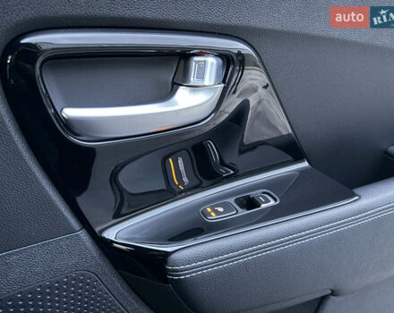 Серый Киа Niro, объемом двигателя 0 л и пробегом 165 тыс. км за 18000 $, фото 77 на Automoto.ua