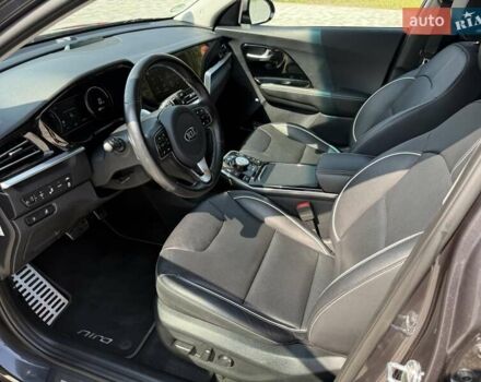 Сірий Кіа Niro, об'ємом двигуна 0 л та пробігом 82 тис. км за 20500 $, фото 12 на Automoto.ua