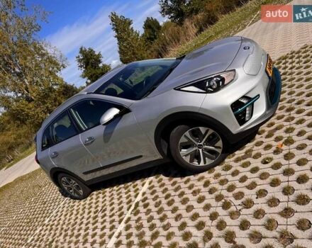 Сірий Кіа Niro, об'ємом двигуна 0 л та пробігом 74 тис. км за 20500 $, фото 4 на Automoto.ua