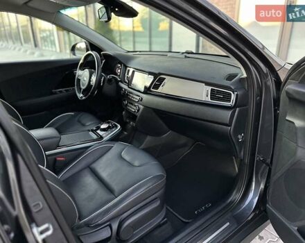 Серый Киа Niro, объемом двигателя 0 л и пробегом 74 тыс. км за 18200 $, фото 41 на Automoto.ua