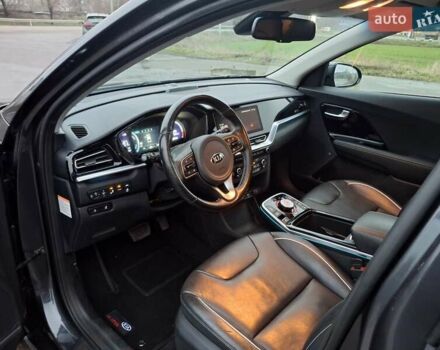 Серый Киа Niro, объемом двигателя 0 л и пробегом 150 тыс. км за 19300 $, фото 13 на Automoto.ua