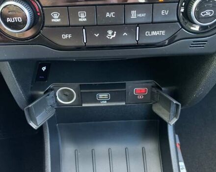 Сірий Кіа Niro, об'ємом двигуна 0 л та пробігом 73 тис. км за 18900 $, фото 15 на Automoto.ua