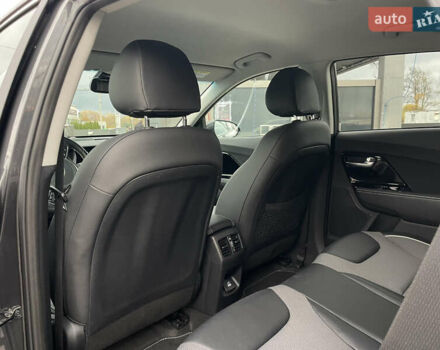 Сірий Кіа Niro, об'ємом двигуна 0 л та пробігом 52 тис. км за 22999 $, фото 26 на Automoto.ua