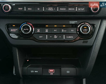 Сірий Кіа Niro, об'ємом двигуна 0 л та пробігом 97 тис. км за 22900 $, фото 61 на Automoto.ua