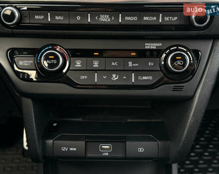 Серый Киа Niro, объемом двигателя 0 л и пробегом 82 тыс. км за 22900 $, фото 60 на Automoto.ua