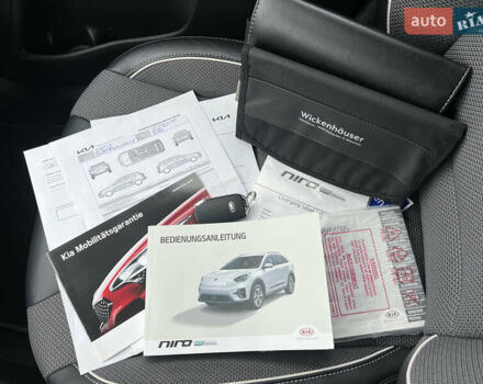Серый Киа Niro, объемом двигателя 0 л и пробегом 107 тыс. км за 20903 $, фото 75 на Automoto.ua