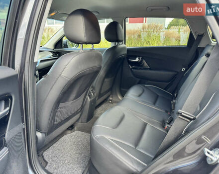 Сірий Кіа Niro, об'ємом двигуна 0 л та пробігом 138 тис. км за 19900 $, фото 17 на Automoto.ua