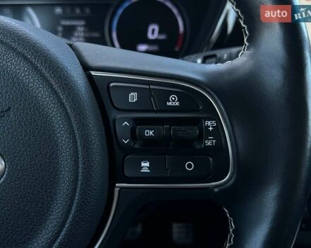 Сірий Кіа Niro, об'ємом двигуна 0 л та пробігом 100 тис. км за 21900 $, фото 43 на Automoto.ua