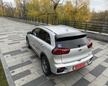Сірий Кіа Niro, об'ємом двигуна 2 л та пробігом 101 тис. км за 19300 $, фото 7 на Automoto.ua