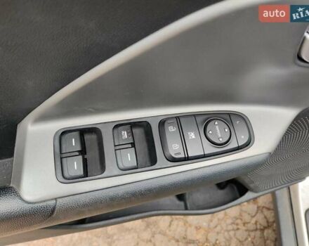 Сірий Кіа Niro, об'ємом двигуна 1.58 л та пробігом 115 тис. км за 19800 $, фото 14 на Automoto.ua