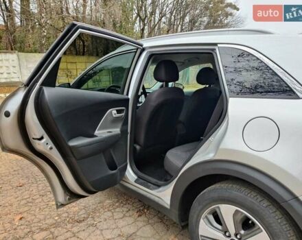 Сірий Кіа Niro, об'ємом двигуна 1.58 л та пробігом 115 тис. км за 19800 $, фото 17 на Automoto.ua